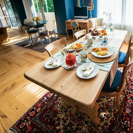 The Lion's Den Bed & Breakfast 3*